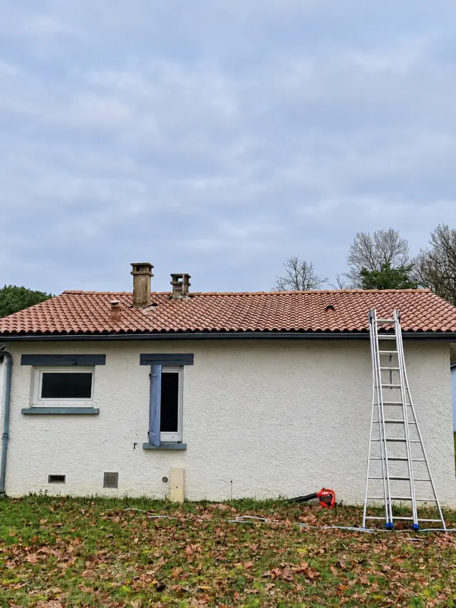 Maison de plain-pied pendant une intervention de nettoyage de toiture