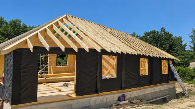 Charpente en bois neuve à quatre pans posée sur une maison à ossature bois